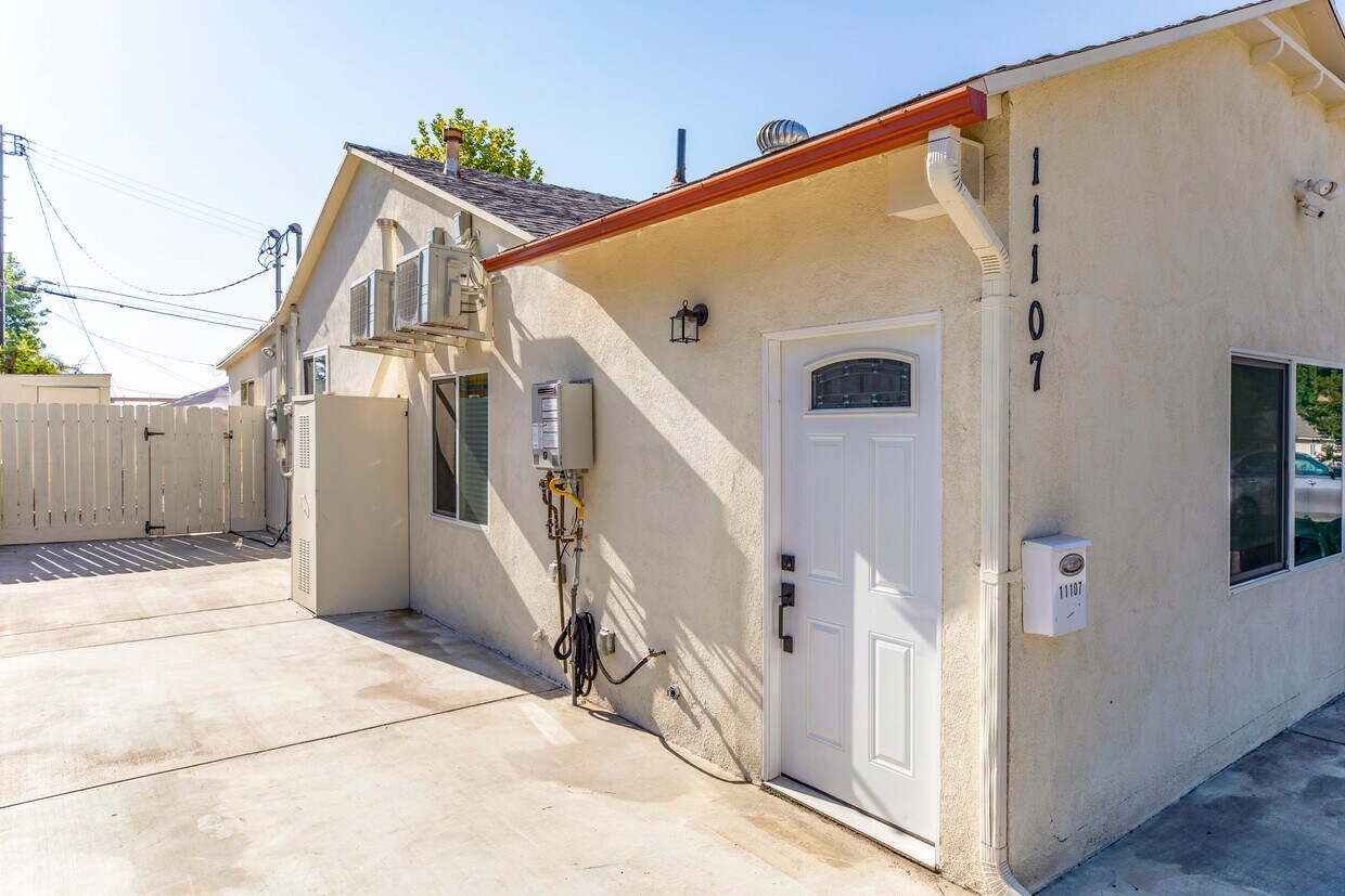 Primary Photo - 11107 Whitegate Ave