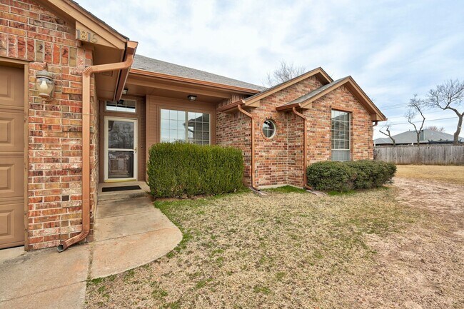Building Photo - Beautiful 4BD/2BTH with a 2 car garage tha...