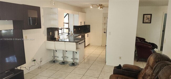 Foto del edificio - 9860 SW 8th St