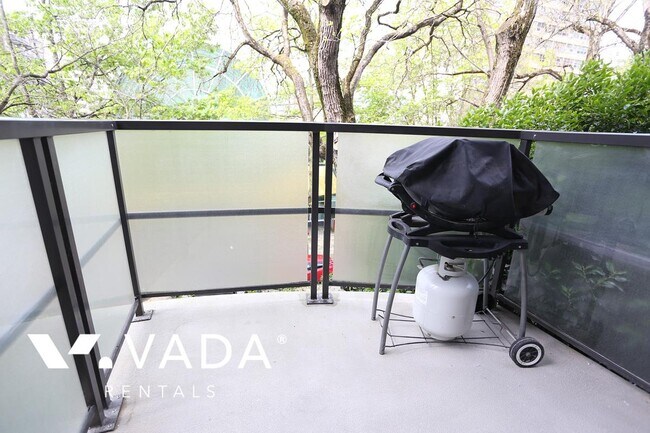 Photo du bâtiment - Fusion 1 BR APT Rental 301-828 Cardero St Vancouver: VADA