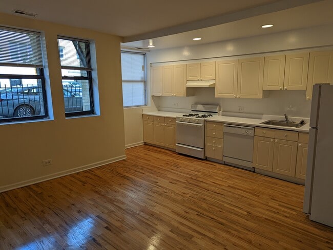 Building Photo - 912 W Dakin St