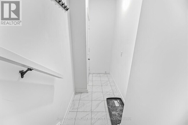 Building Photo - 342 - 3062 SIXTH LINE