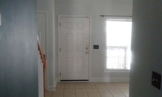 Building Photo - Lovely Townhome in Southeast Columbia