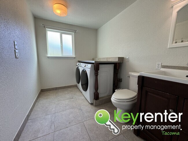 Foto del edificio - Puyallup Dream Home with Pool/Hot Tub and ...