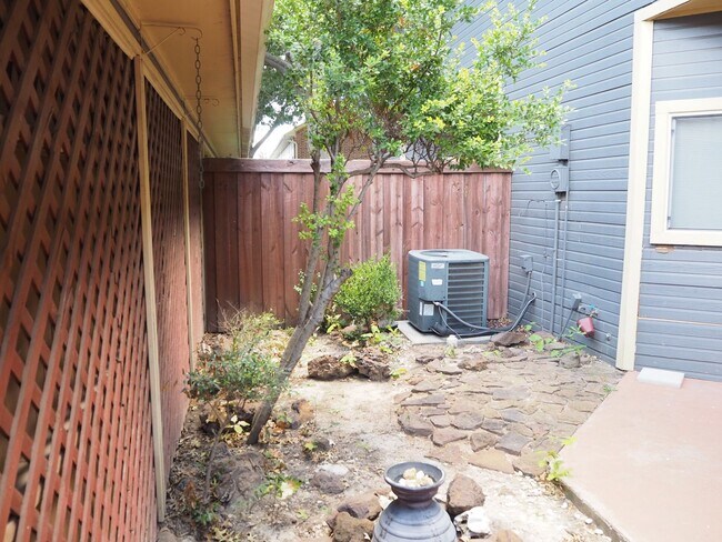 Building Photo - 2 Bed 2.5 Bath Townhouse in Denton