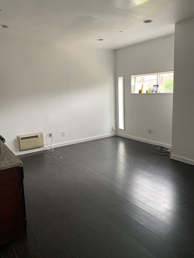 living/ kitchen area - 1631 N 20th St
