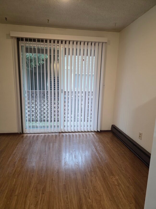 dining room/patio - 2962 O St SE