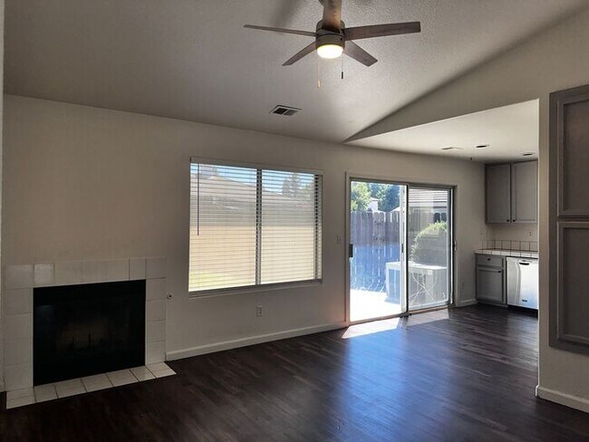 Building Photo - 3 Bedroom 2 Bath House with Amazing Rosevi...