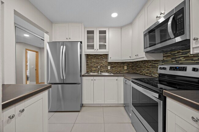Building Photo - 3420 Golfview Dr