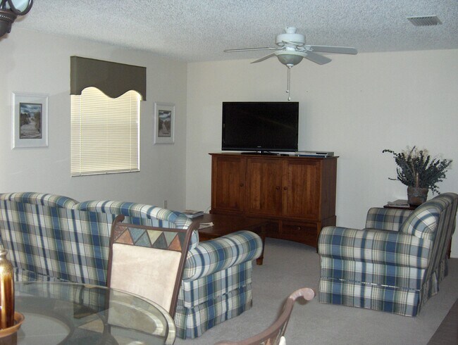 Building Photo - 2594 Hialeah Ave