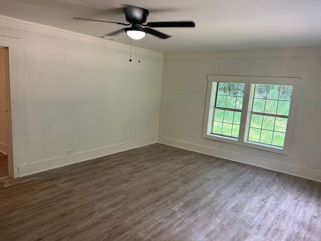 Building Photo - Enchanting Duplex Abode in Newnan, GA: Dis...