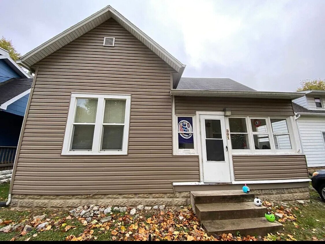 Primary Photo - 3 bedroom 1.5 bath house - Now available for the 2026/2027 lease term!