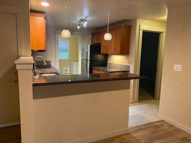 Building Photo - Walk to Downtown Kirkland 2 Bedroom, 2 Bat...