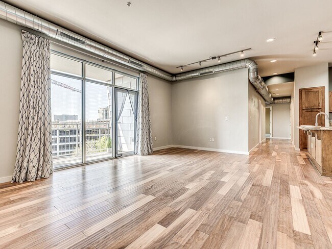 Foto del edificio - Military/First Responder Discount Available- 3 Bedroom/2 Bath  Downtown OKC Condo WITH 2 Covered ...