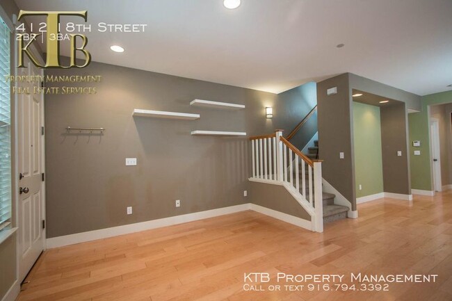 Building Photo - A Fantastic Midtown Townhome.