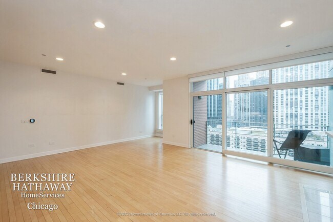 Foto del edificio - 445 E NORTH WATER Street
