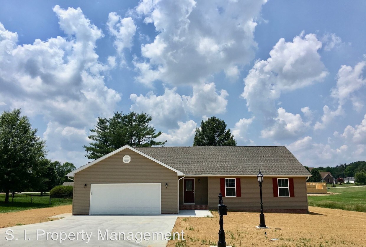 3 br, 2 bath House 1804 Colonial Dr House Rental in Marion, IL