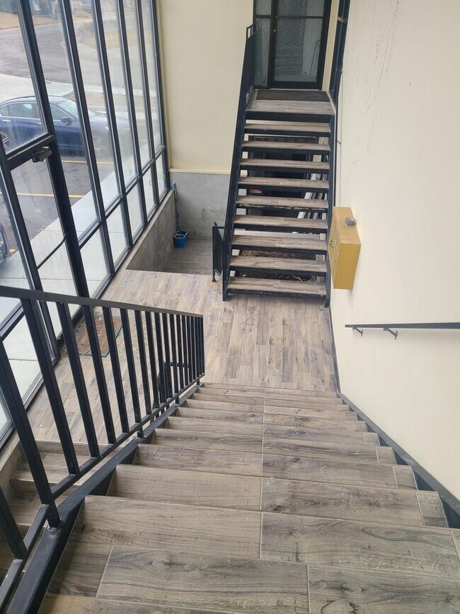 Building Photo - 17th St 6 Plex