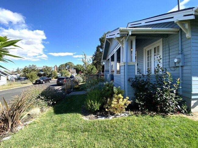 Building Photo - Delightful Craftsman Bungalow