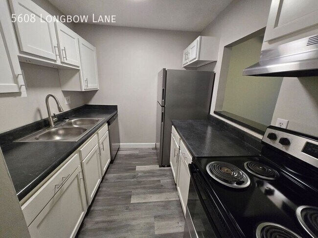 Foto del edificio - 5608 Longbow Ln