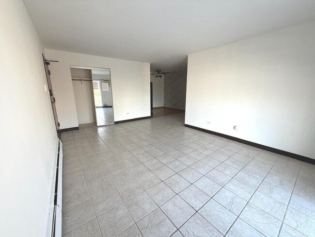 Building Photo - 256 Shorewood Dr