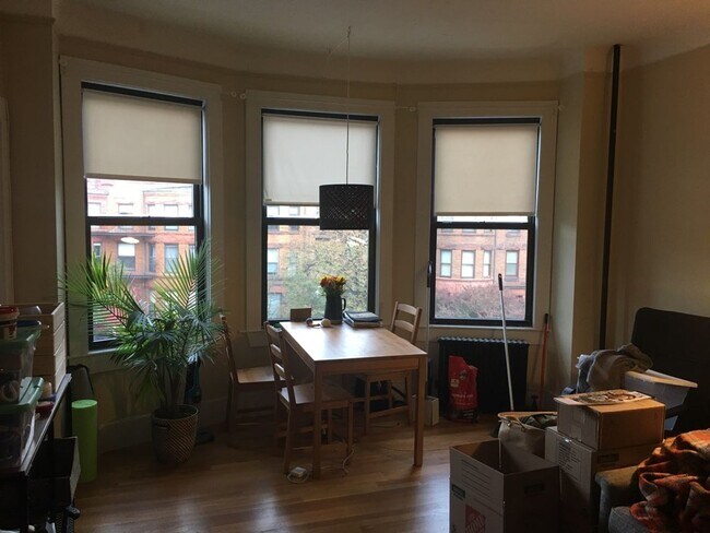 Foto del edificio - Boston's Kenmore neighborhood 1bed / 1bath available 11/1/2025