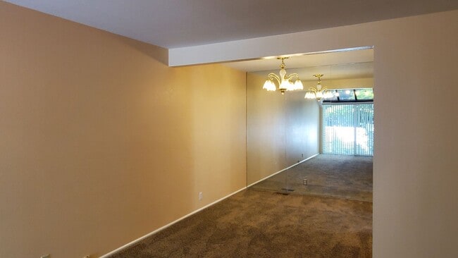 Building Photo - 4 Bd 2 Bath Townhome Over 2100 sq ft