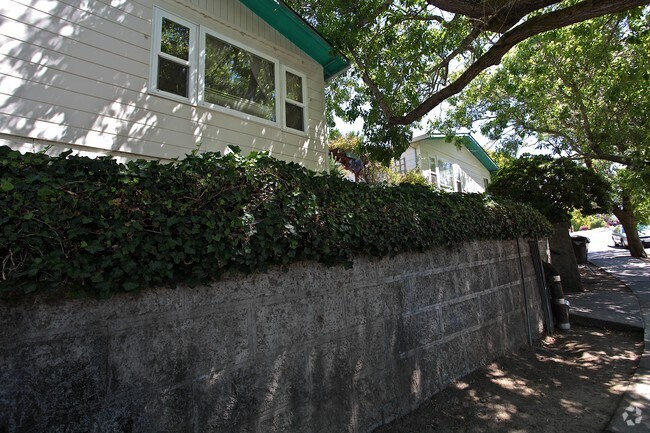 Building Photo - 135 Redwood Ave