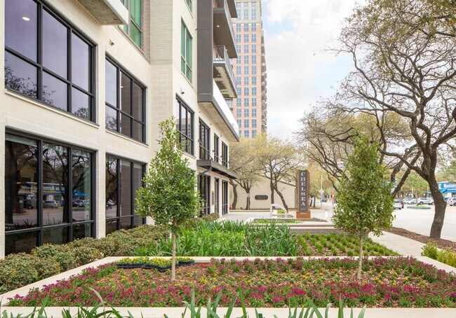 Foto del edificio - 1-Bedroom Tranquility: Your Stylish Living...