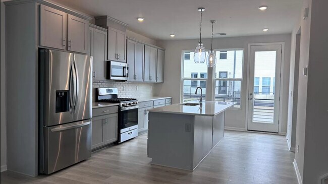Building Photo - 1420 Blanche St