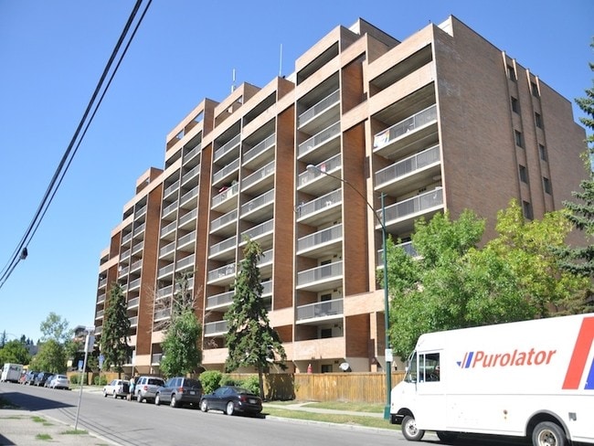 Primary Photo - Royal View Apartments