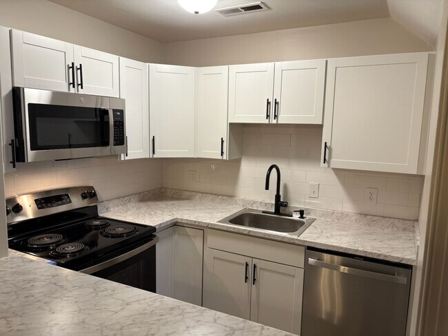 Building Photo - 1362 Bradley Dr