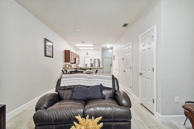 Building Photo - 2945 SW 35th Pl