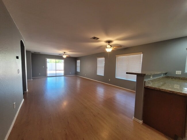 Building Photo - 15450 W Mercer Ln