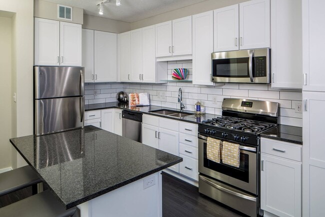 Building Photo - NIC on 5th