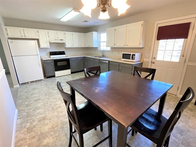 Foto del edificio - 1039 Willow Creek Cir