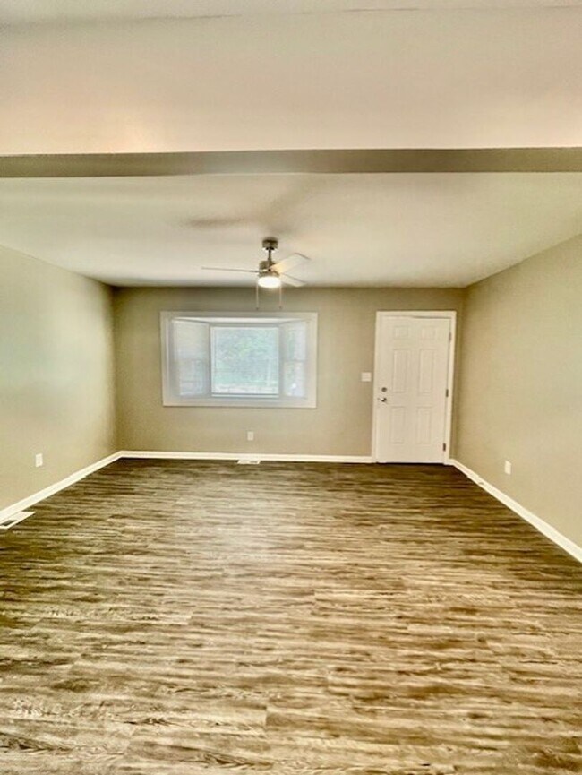 Foto del edificio - Spacious 5 Bedroom 2 Bath. This Home is Located in the Smallwood Community.