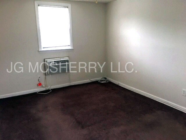Foto del edificio - TWO BEDROOM DUPLEX IN RHAWNHURST