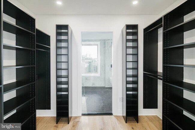 Building Photo - 2117 Clymer St