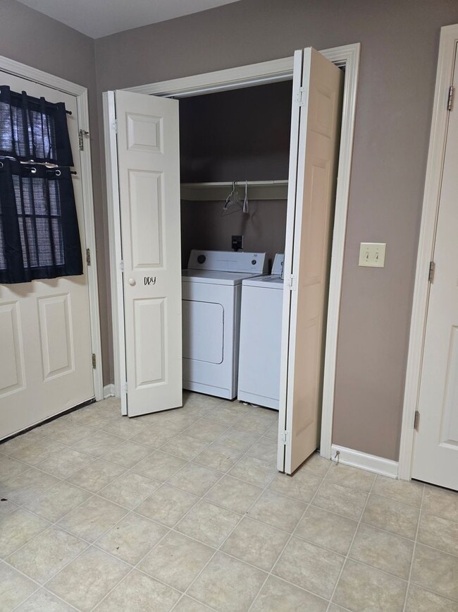 Building Photo - Townhouse for Lease