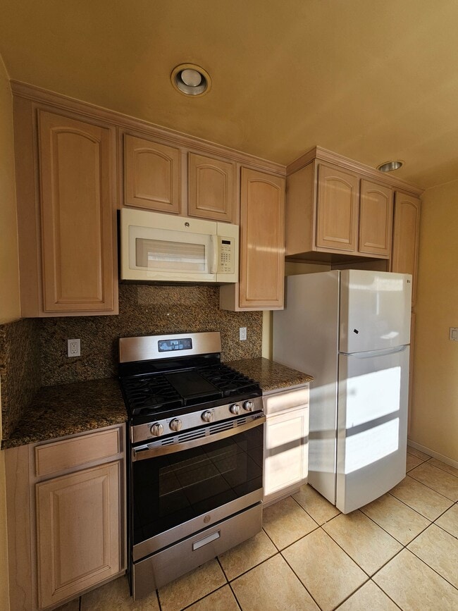 Building Photo - 3942 Redwood Ave