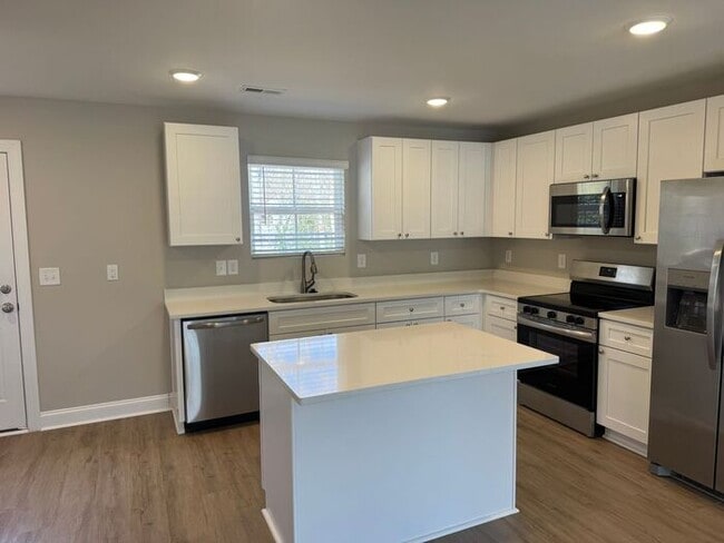 Building Photo - Newer End unit townhouse in Kannapolis, NC!!