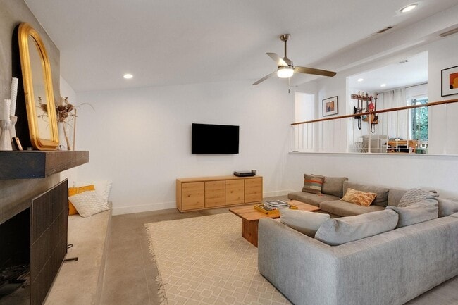 Building Photo - 2502 Side Cove