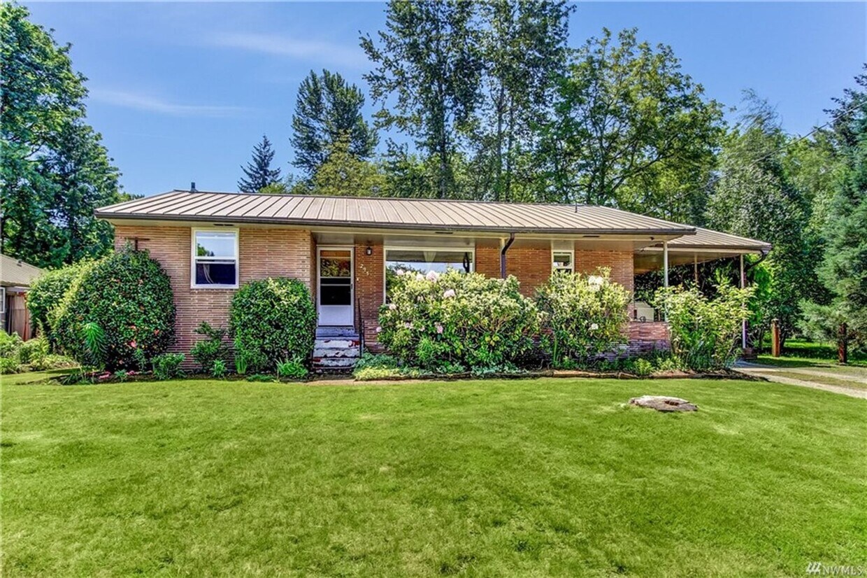 Foto principal - Charming 2 Bed 1 Bath Duplex in Downtown I...