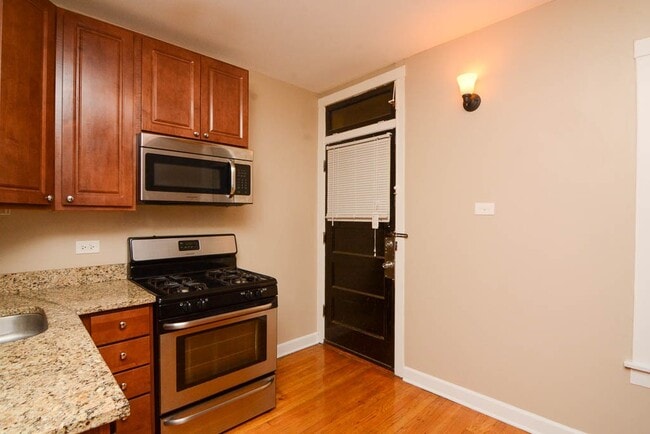 Building Photo - 4902 W Ainslie St