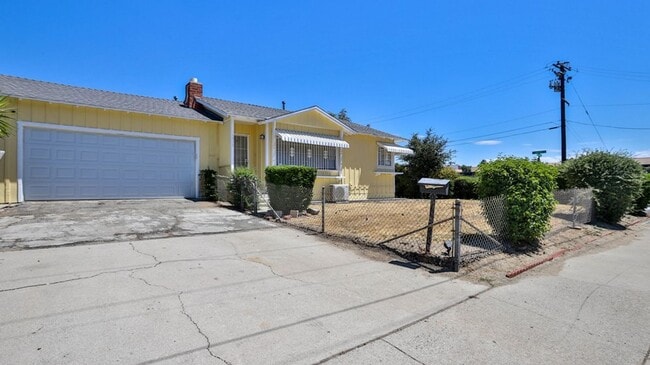 Building Photo - Fully REMODELED 3bed 2bath SFR. Great loca...