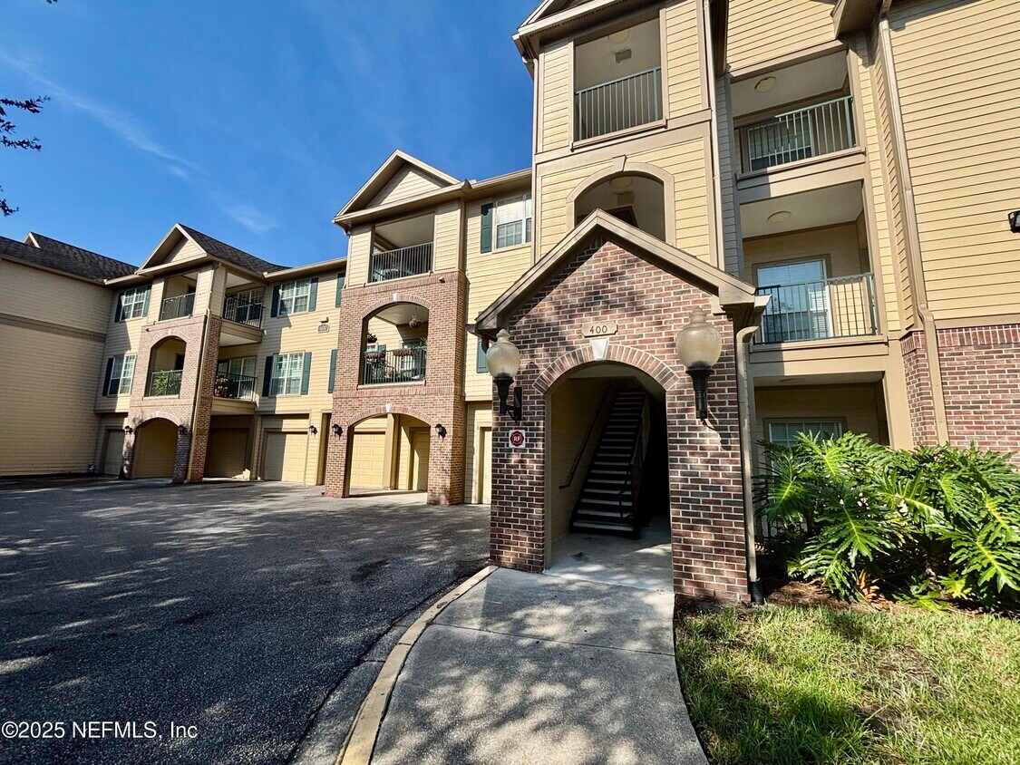 Foto principal - 7800 Point Meadows Dr