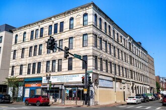 Building Photo - 10 Williams St