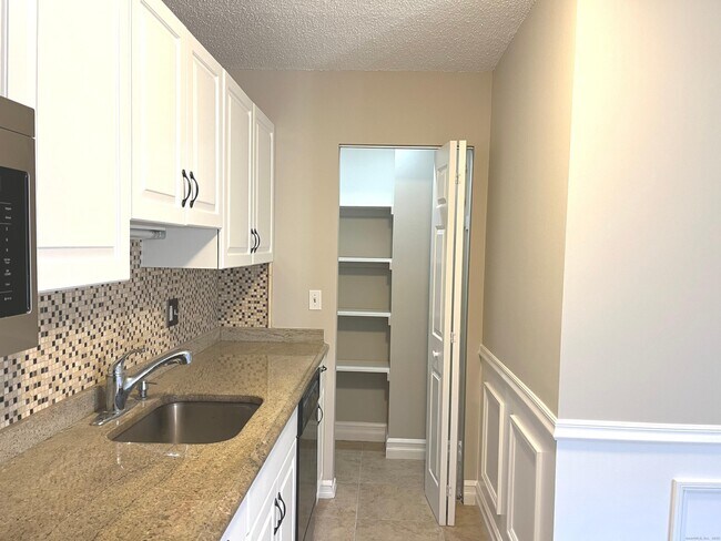 Building Photo - 585 Park Rd