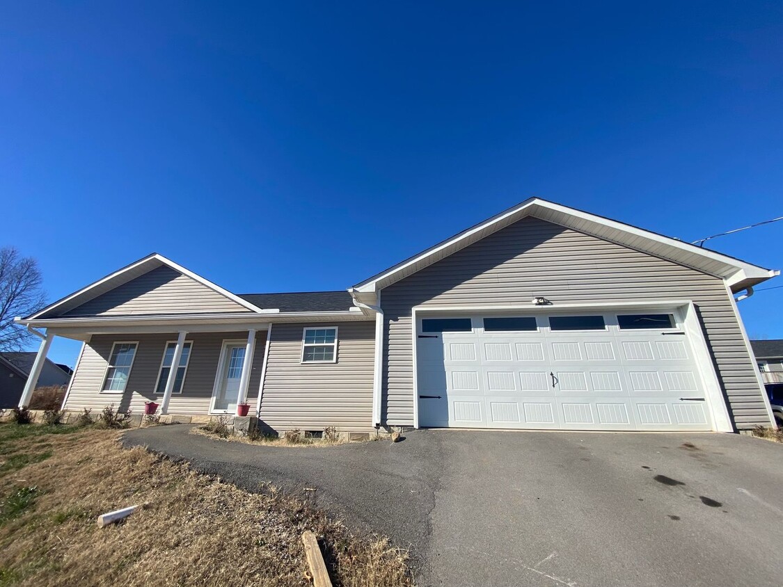 Primary Photo - Spacious home in White Pine